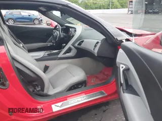 2015 Chevrolet Corvette 3LT z VIN 1G1YF2D77F5110035, wystawiony jako IAAI lot #42180031 z przebiegiem 95 684 mil mil oraz . Historia ofert i sprzedaży dostępna na DreamBid. Obrazek 5.