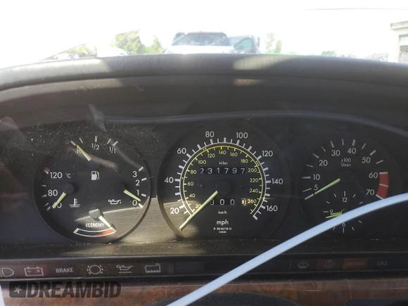 1986 Mercedes-Benz 560 z VIN WDBCA39D0GA245644, wystawiony jako Copart lot #56563485 z przebiegiem 231 797 mil mil oraz Tytuł czysty. Historia ofert i sprzedaży dostępna na DreamBid. Obrazek 9.
