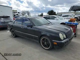 1999 Mercedes-Benz E 320 z VIN WDBJF65H6XA858046, wystawiony jako Copart lot #49115495 z przebiegiem Nie podano mil oraz Czysty tytuł • Clean title. Historia ofert i sprzedaży dostępna na DreamBid. Obrazek 4.