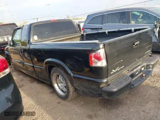 2002 Chevrolet S-10 LS with VIN 1GCCS19W028104982, listed as a IAAI auction lot 42017925 with 114,564 mi miles. Bid and sale history available at carsss.com. Image 3.