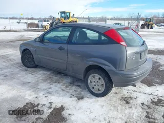 2007 Ford Focus S z VIN 1FAHP31N87W243692, wystawiony jako IAAI lot #41312958 z przebiegiem 184 717 mil mil oraz . Historia ofert i sprzedaży dostępna na DreamBid. Obrazek 3.