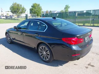 2018 BMW 5 Series 530i xDrive z VIN WBAJA7C53JG907770, wystawiony jako IAAI lot #42366172 z przebiegiem 60 979 mil mil oraz . Historia ofert i sprzedaży dostępna na DreamBid. Obrazek 3.