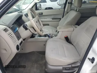 2011 Ford Escape Hybrid z VIN 1FMCU5K39BKA88197, wystawiony jako Copart lot #50896195 z przebiegiem 186 007 mil mil oraz Czysty tytuł • Clean title. Historia ofert i sprzedaży dostępna na DreamBid. Obrazek 7.