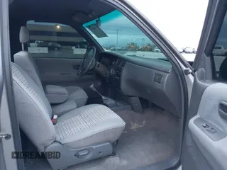 1993 Toyota T100 z VIN JT4VD10C0P0009821, wystawiony jako IAAI lot #41788269 z przebiegiem 144 505 mil mil oraz . Historia ofert i sprzedaży dostępna na DreamBid. Obrazek 5.