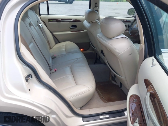 2001 Lincoln Town Car Cartier z VIN 1LNHM83W81Y688740, wystawiony jako IAAI lot #42526475 z przebiegiem 256 179 mil mil oraz . Historia ofert i sprzedaży dostępna na DreamBid. Obrazek 8.