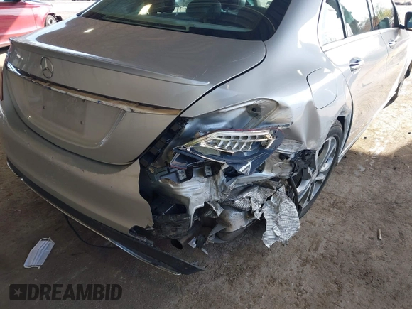 2016 Mercedes-Benz C 300 z VIN 55SWF4JB5GU176844, wystawiony jako IAAI lot #42049446 z przebiegiem 63 801 mil mil oraz . Historia ofert i sprzedaży dostępna na DreamBid. Obrazek 6.