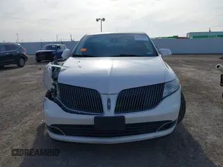 2014 Lincoln MKT EcoBoost z VIN 2LMHJ5AT2EBL57269, wystawiony jako IAAI lot #41440818 z przebiegiem 135 896 mil mil oraz . Historia ofert i sprzedaży dostępna na DreamBid. Obrazek 12.
