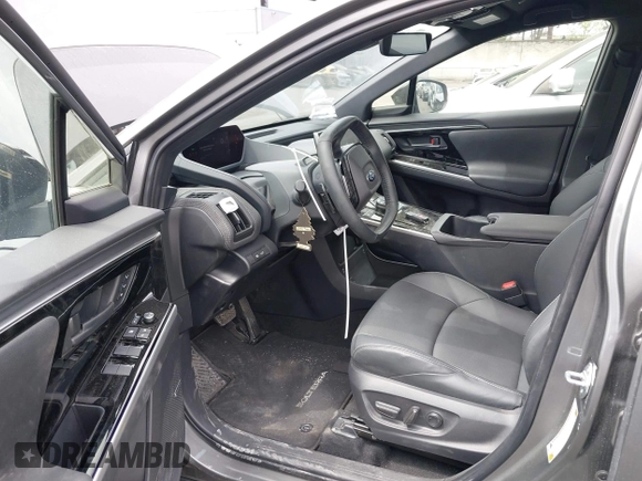 2024 Subaru Solterra Premium z VIN JTMABABA2RA056054, wystawiony jako IAAI lot #42018399 z przebiegiem 6 220 mil mil oraz . Historia ofert i sprzedaży dostępna na DreamBid. Obrazek 21.