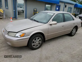 1998 Toyota Camry LE z VIN 4T1BF28K6WU046194, wystawiony jako Copart lot #55802925 z przebiegiem 171 777 mil mil oraz Szkoda całkowita • Salvage title. Historia ofert i sprzedaży dostępna na DreamBid. Obrazek 1.