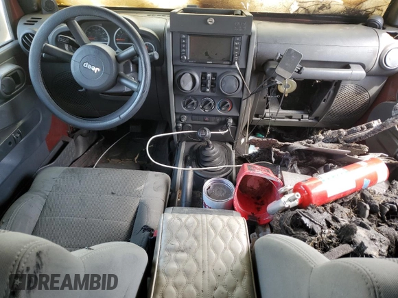 2007 Jeep Wrangler Unlimited Sahara z VIN 1J8GB59107L203053, wystawiony jako Copart lot #66549364 z przebiegiem Nie podano mil oraz Szkoda całkowita • Salvage title. Historia ofert i sprzedaży dostępna na DreamBid. Obrazek 8.