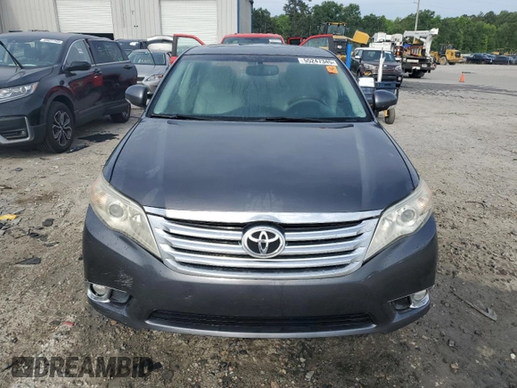 2012 Toyota Avalon z VIN 4T1BK3DB2CU465002, wystawiony jako Copart lot #55247345 z przebiegiem 131 583 mil mil oraz Szkoda całkowita • Salvage title. Historia ofert i sprzedaży dostępna na DreamBid. Obrazek 5.