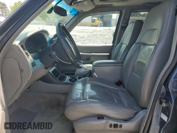 1998 Ford Explorer XL z VIN 1FMZU34E0WZB14244, wystawiony jako Copart lot #53912095 z przebiegiem 319 120 mil mil oraz Szkoda całkowita • Salvage title. Historia ofert i sprzedaży dostępna na DreamBid. Obrazek 7.