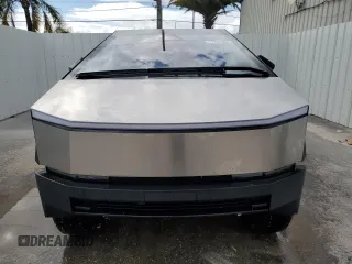 2024 Tesla Cybertruck z VIN 7G2CEHED4RA013156, wystawiony jako Copart lot #77332004 z przebiegiem 1 808 mil mil oraz Nie do naprawy • Non repairable. Historia ofert i sprzedaży dostępna na DreamBid. Obrazek 5.