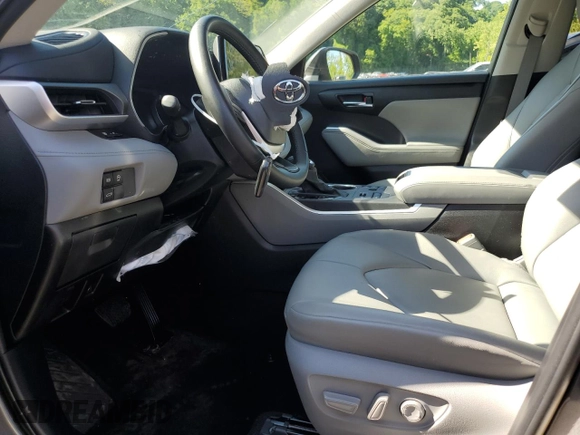 2024 Toyota Highlander LE z VIN 5TDKDRBH6RS563939, wystawiony jako Copart lot #57876085 z przebiegiem 3 231 mil mil oraz Szkoda całkowita • Salvage title. Historia ofert i sprzedaży dostępna na DreamBid. Obrazek 7.