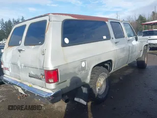 1991 GMC Suburban z VIN 1GKEV16K7MF512125, wystawiony jako IAAI lot #41634112 z przebiegiem 256 640 mil mil oraz . Historia ofert i sprzedaży dostępna na DreamBid. Obrazek 4.