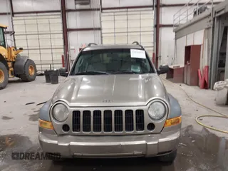 2005 Jeep Liberty Sport with VIN 1J4GL48K15W593739, listed as a IAAI auction lot 41169805 with 200,482 mi miles. Bid and sale history available at carsss.com. Image 12.