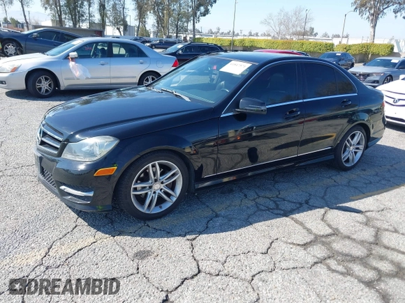 2014 Mercedes-Benz C 250 Sport z VIN WDDGF4HB5EG219437, wystawiony jako IAAI lot #41847571 z przebiegiem 104 981 mil mil oraz . Historia ofert i sprzedaży dostępna na DreamBid. Obrazek 2.