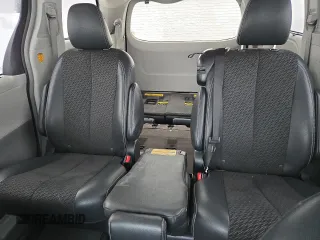 2013 Toyota Sienna SE z VIN 5TDXK3DC1DS363215, wystawiony jako Copart lot #43963015 z przebiegiem Nie podano mil oraz Szkoda całkowita • Salvage title. Historia ofert i sprzedaży dostępna na DreamBid. Obrazek 10.