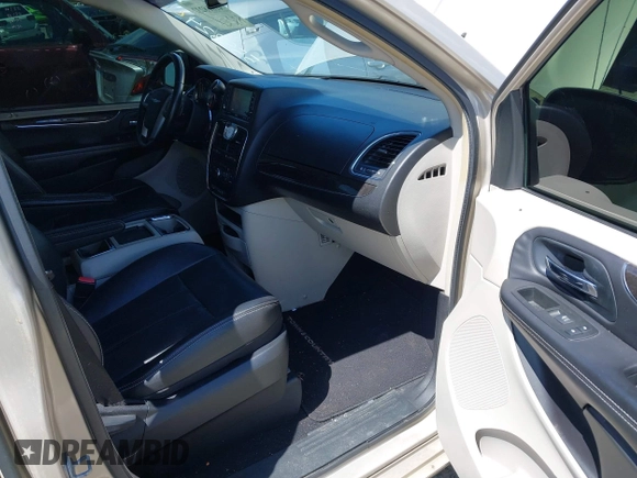2013 Chrysler Town & Country Touring with VIN 2C4RC1BG8DR559824, listed as a IAAI auction lot 41818237 with 211,248 mi miles. Bid and sale history available at carsss.com. Image 5.