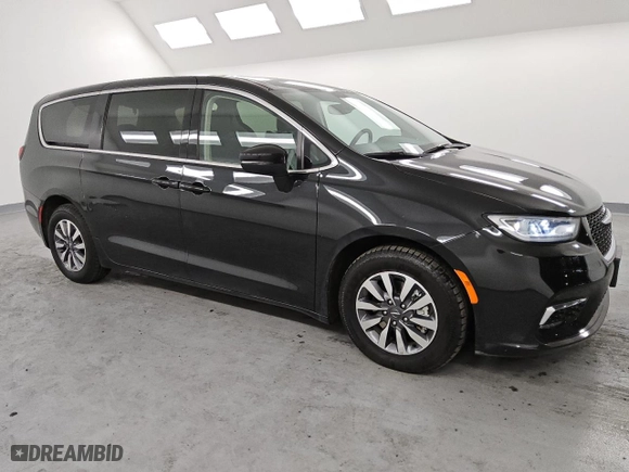 2023 Chrysler Pacifica Hybrid Touring L with VIN 2C4RC1L70PR631392, listed as a Copart auction lot 47396985 with 73,157 mi miles and Clean Title. Bid and sale history available at carsss.com. Image 4.
