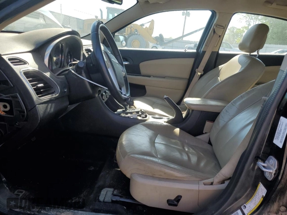 2014 Chrysler 200 Limited z VIN 1C3CCBCG0EN198487, wystawiony jako Copart lot #52913655 z przebiegiem Nie podano mil oraz Szkoda całkowita • Salvage title. Historia ofert i sprzedaży dostępna na DreamBid. Obrazek 7.