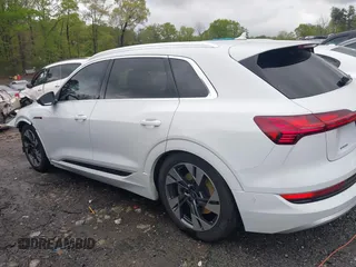 2023 Audi e-tron Premium Plus z VIN WA1LAAGE8PB006137, wystawiony jako IAAI lot #41974875 z przebiegiem 21 728 mil mil oraz . Historia ofert i sprzedaży dostępna na DreamBid. Obrazek 14.