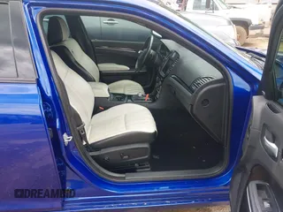 2019 Chrysler 300 S z VIN 2C3CCABG2KH697632, wystawiony jako IAAI lot #42205333 z przebiegiem 82 250 mil mil oraz . Historia ofert i sprzedaży dostępna na DreamBid. Obrazek 5.
