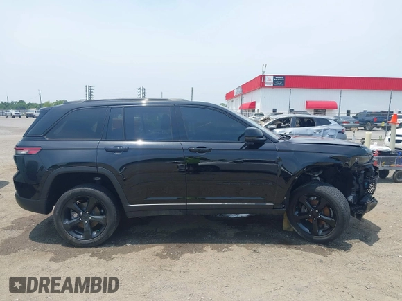 2023 Jeep Grand Cherokee Laredo z VIN 1C4RJGAG7PC648078, wystawiony jako IAAI lot #42474047 z przebiegiem 25 663 mil mil oraz . Historia ofert i sprzedaży dostępna na DreamBid. Obrazek 14.