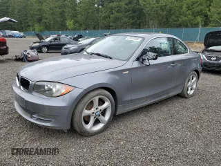 2010 BMW 1 Series 128i z VIN WBAUP9C54AVL89235, wystawiony jako Copart lot #57451035 z przebiegiem 133 243 mil mil oraz Czysty tytuł • Clean title. Historia ofert i sprzedaży dostępna na DreamBid. Obrazek 1.
