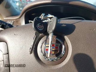 2008 Cadillac DTS 1SA z VIN 1G6KD57Y98U138410, wystawiony jako IAAI lot #41583252 z przebiegiem 121 705 mil mil oraz . Historia ofert i sprzedaży dostępna na DreamBid. Obrazek 11.