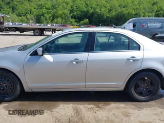 2010 Ford Fusion SE z VIN 3FAHP0HA6AR238485, wystawiony jako IAAI lot #42237682 z przebiegiem 147 260 mil mil oraz . Historia ofert i sprzedaży dostępna na DreamBid. Obrazek 14.