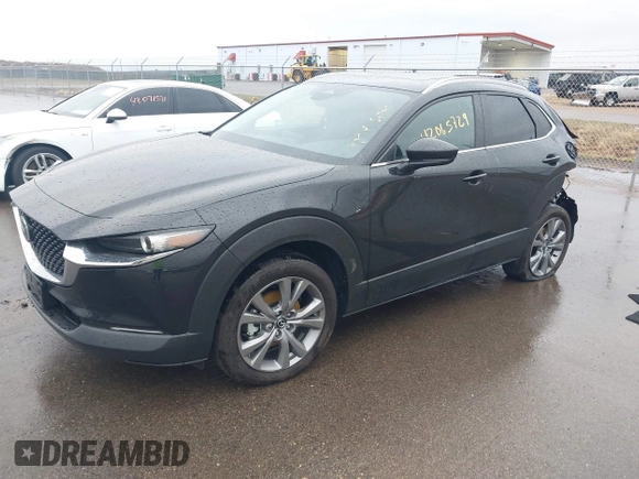 2025 Mazda CX-30 S Carbon Edition z VIN 3MVDMBCM9SM783429, wystawiony jako IAAI lot #42065729 z przebiegiem 4 940 mil mil oraz . Historia ofert i sprzedaży dostępna na DreamBid. Obrazek 17.