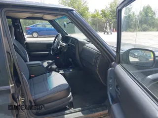 2000 Jeep Cherokee z VIN 1J4FF48S7YL273642, wystawiony jako IAAI lot #42743391 z przebiegiem 200 780 mil mil oraz . Historia ofert i sprzedaży dostępna na DreamBid. Obrazek 5.