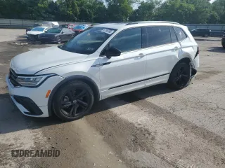 2024 Volkswagen Tiguan SE R-Line Black z VIN 3VV8B7AX4RM067827, wystawiony jako Copart lot #62585995 z przebiegiem 6 166 mil mil oraz Szkoda całkowita • Salvage title. Historia ofert i sprzedaży dostępna na DreamBid. Obrazek 1.