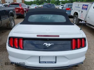 2018 Ford Mustang EcoBoost Premium z VIN 1FATP8UH7J5155047, wystawiony jako IAAI lot #42381470 z przebiegiem 84 290 mil mil oraz . Historia ofert i sprzedaży dostępna na DreamBid. Obrazek 16.