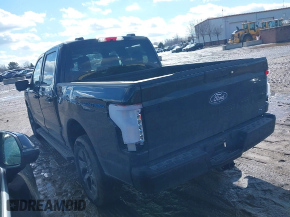 2024 Ford F-150 Lightning XLT z VIN 1FTVW3LK3RWG06339, wystawiony jako IAAI lot #41664763 z przebiegiem 9 891 mil mil oraz . Historia ofert i sprzedaży dostępna na DreamBid. Obrazek 3.