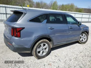 2021 Kia Sorento LX z VIN 5XYRGDLC6MG017336, wystawiony jako Copart lot #50144775 z przebiegiem 84 757 mil mil oraz Szkoda całkowita • Salvage title. Historia ofert i sprzedaży dostępna na DreamBid. Obrazek 3.