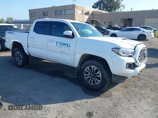 2023 Toyota Tacoma SR z VIN 3TMCZ5AN1PM631292, wystawiony jako IAAI lot #42129656 z przebiegiem 22 198 mil mil oraz . Historia ofert i sprzedaży dostępna na DreamBid. Obrazek 1.