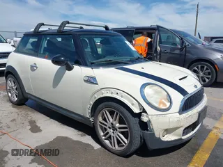 2007 MINI Hardtop S z VIN WMWMF73567TL89619, wystawiony jako IAAI lot #42807828 z przebiegiem 201 371 mil mil oraz . Historia ofert i sprzedaży dostępna na DreamBid. Obrazek 1.