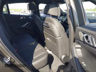 2021 BMW X6 sDrive40i z VIN 5UXCY4C06M9F26841, wystawiony jako IAAI lot #42122749 z przebiegiem 10 072 mil mil oraz . Historia ofert i sprzedaży dostępna na DreamBid. Obrazek 8.