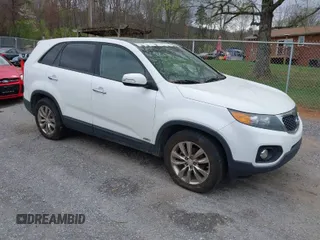2011 Kia Sorento EX with VIN 5XYKUDA26BG017032, listed as a IAAI auction lot 41951233 with 305,288 mi miles. Bid and sale history available at carsss.com. Image 1.