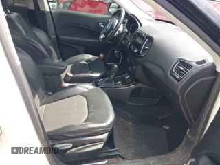 2020 Jeep Compass Latitude z VIN 3C4NJCBB9LT126299, wystawiony jako IAAI lot #42206657 z przebiegiem 60 550 mil mil oraz . Historia ofert i sprzedaży dostępna na DreamBid. Obrazek 5.