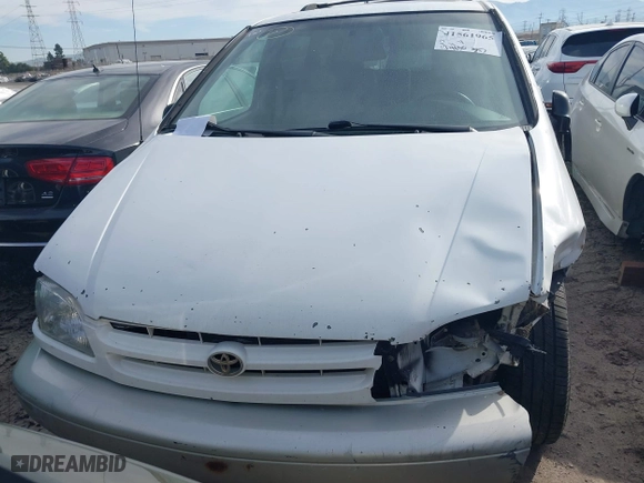 1998 Toyota Sienna LE with VIN 4T3ZF13C3WU074731, listed as a IAAI auction lot 41561965 with 174,130 mi miles. Bid and sale history available at carsss.com. Image 12.