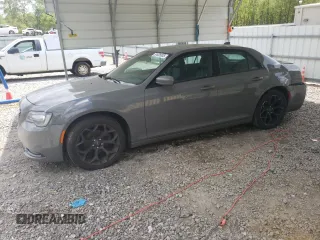 2019 Chrysler 300 S z VIN 2C3CCABG8KH562753, wystawiony jako Copart lot #51635005 z przebiegiem 123 177 mil mil oraz Szkody całkowita. Historia ofert i sprzedaży dostępna na DreamBid. Obrazek 1.