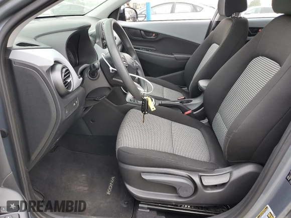2021 Hyundai Kona SE z VIN KM8K12AAXMU610006, wystawiony jako Copart lot #50434295 z przebiegiem 43 853 mil mil oraz Szkoda całkowita • Salvage title. Historia ofert i sprzedaży dostępna na DreamBid. Obrazek 7.