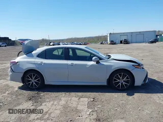 2023 Toyota Camry SE z VIN 4T1T11BK4PU102236, wystawiony jako IAAI lot #42001524 z przebiegiem 50 818 mil mil oraz . Historia ofert i sprzedaży dostępna na DreamBid. Obrazek 13.