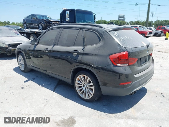 2014 BMW X1 sDrive28i z VIN WBAVM1C50EVW54351, wystawiony jako IAAI lot #42117685 z przebiegiem 131 631 mil mil oraz . Historia ofert i sprzedaży dostępna na DreamBid. Obrazek 3.