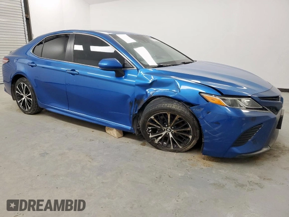 2018 Toyota Camry LE z VIN 4T1B11HK0JU080066, wystawiony jako Copart lot #56673055 z przebiegiem 253 741 mil mil oraz Czysty tytuł • Clean title. Historia ofert i sprzedaży dostępna na DreamBid. Obrazek 4.