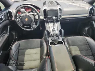 2014 Porsche Cayenne GTS z VIN WP1AD2A28ELA74131, wystawiony jako Copart lot #60239115 z przebiegiem Nie podano mil oraz Czysty tytuł • Clean title. Historia ofert i sprzedaży dostępna na DreamBid. Obrazek 8.