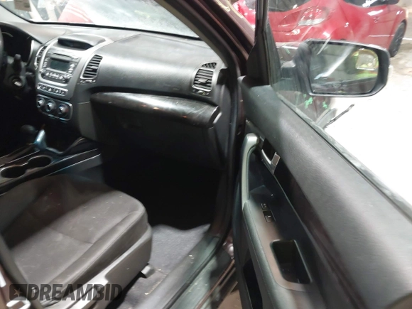 2014 Kia Sorento LX z VIN 5XYKT3A63EG429977, wystawiony jako IAAI lot #41537822 z przebiegiem 121 423 mil mil oraz . Historia ofert i sprzedaży dostępna na DreamBid. Obrazek 5.